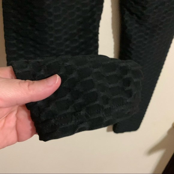 Textured Booty Scrunch Butt Lifting Black Leggings. Size XL - Picture 4 of 9